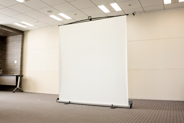 自立型80インチスクリーンのイメージ